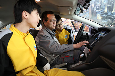 智能網(wǎng)聯(lián)與新能源汽車服務(wù)_鄭州萬通汽車學(xué)校